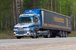 Снято летом 2009, Scania T420 124l 
на сайте транспортной компании увидел, что у тягача за обтекателем спряталась третья ось...